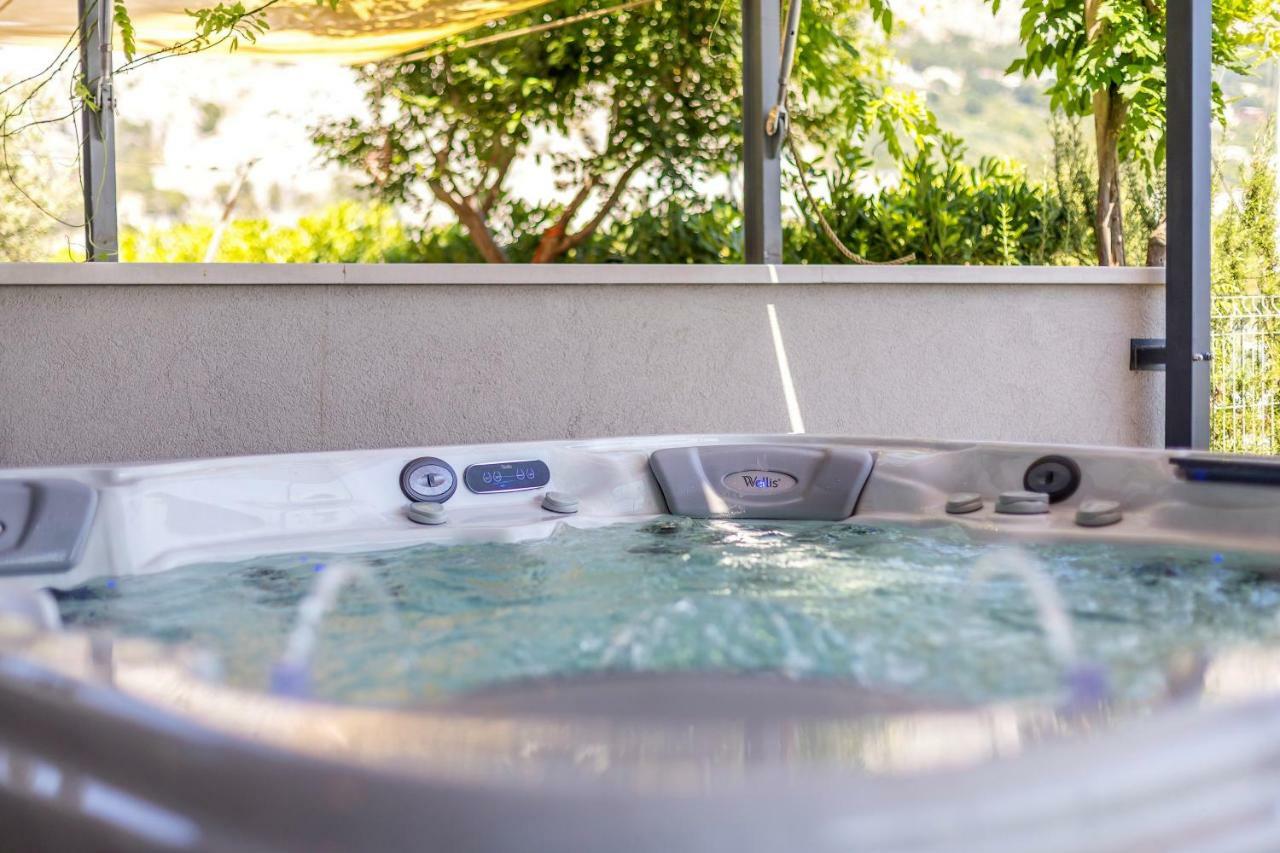 Luxury Apartment With Hot Tub Омиш Экстерьер фото