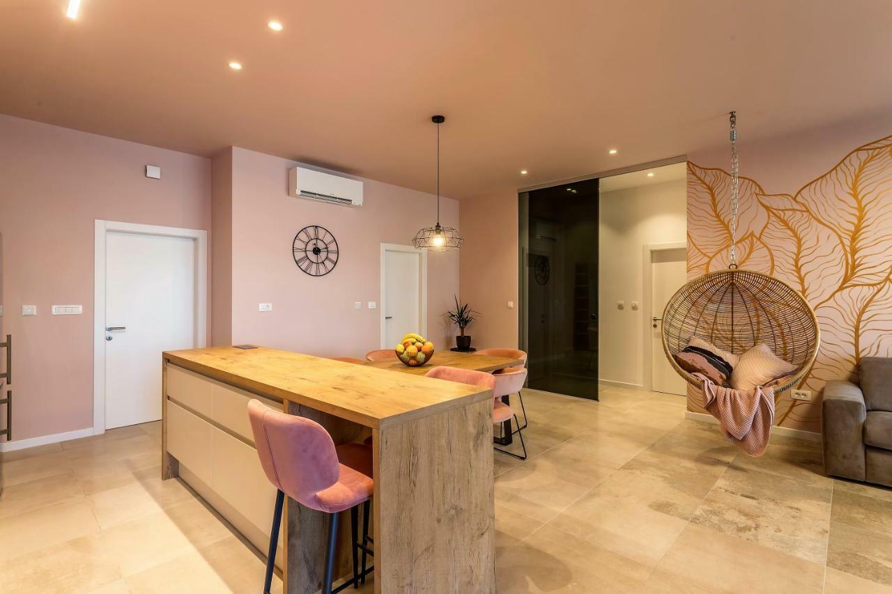 Luxury Apartment With Hot Tub Омиш Экстерьер фото