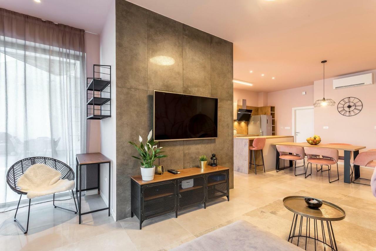 Luxury Apartment With Hot Tub Омиш Экстерьер фото