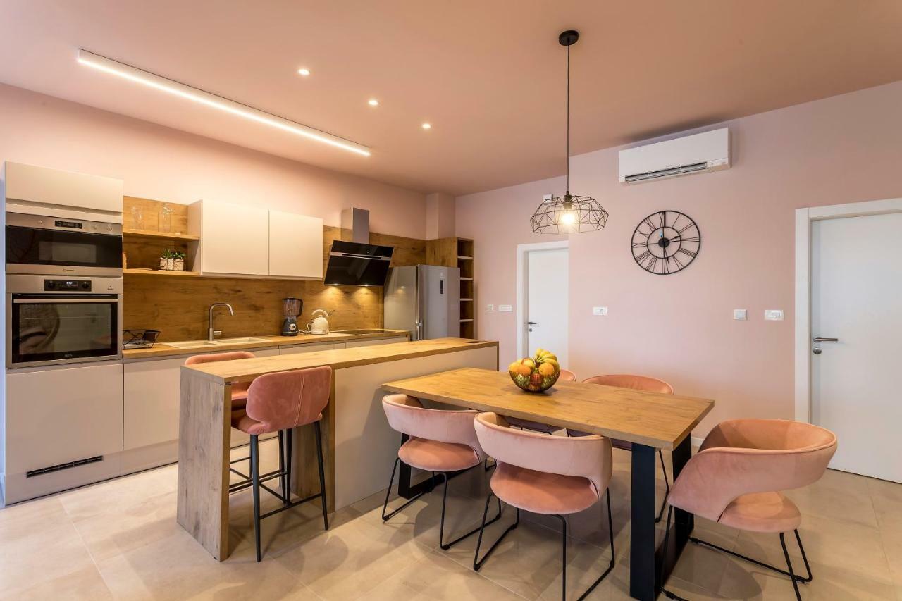 Luxury Apartment With Hot Tub Омиш Экстерьер фото