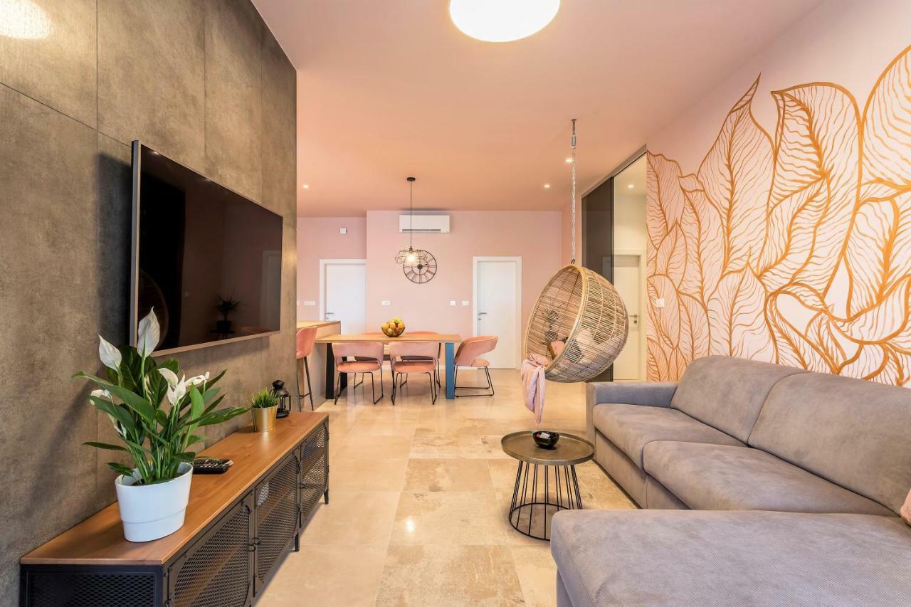 Luxury Apartment With Hot Tub Омиш Экстерьер фото
