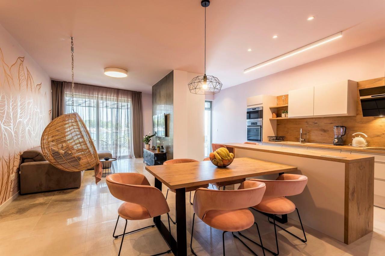 Luxury Apartment With Hot Tub Омиш Экстерьер фото